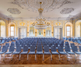 Schloss Bruchsal - Kammerflügel / Amtsgericht - Kammermusiksaal - Von Westen - Blick in den Raum nach Osten (Saal ursprünglich gestaltet von Joachim Günther; heute genutzt von den Bruchsaler Schlosskonzerten) (aufgenommen im Juli 2019, am späten Vormittag)