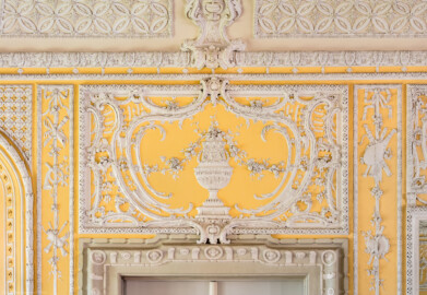 Schloss Bruchsal - Kammerflügel - Von innen - Kammermusiksaal - Stuckdekorationen über der nordöstlichen Tür (Saal ursprünglich gestaltet von Joachim Günther; heute genutzt von den Bruchsaler Schlosskonzerten) (aufgenommen im Juli 2019, um die Mittagszeit)