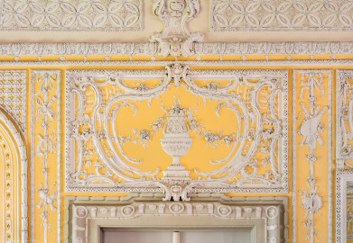 Schloss Bruchsal - Kammerflügel - Von innen - Kammermusiksaal - Stuckdekorationen über der nordöstlichen Tür (Saal ursprünglich gestaltet von Joachim Günther; heute genutzt von den Bruchsaler Schlosskonzerten) (aufgenommen im Juli 2019, um die Mittagszeit) Schloss Bruchsal - Kammerflügel - Von innen - Kammermusiksaal - Stuckdekorationen über der nordöstlichen Tür (Saal ursprünglich gestaltet von Joachim Günther; heute genutzt von den Bruchsaler Schlosskonzerten) (aufgenommen im Juli 2019, um die Mittagszeit)