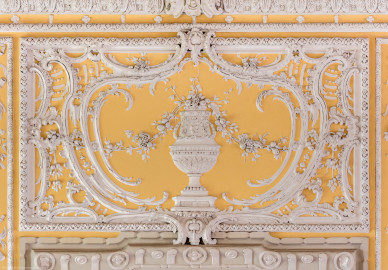 Schloss Bruchsal - Kammerflügel - Von innen - Kammermusiksaal - Stuckdekorationen über der nordöstlichen Tür (Saal ursprünglich gestaltet von Joachim Günther; heute genutzt von den Bruchsaler Schlosskonzerten) (aufgenommen im Juli 2019, um die Mittagszeit) Schloss Bruchsal - Kammerflügel - Von innen - Kammermusiksaal - Stuckdekorationen über der nordöstlichen Tür (Saal ursprünglich gestaltet von Joachim Günther; heute genutzt von den Bruchsaler Schlosskonzerten) (aufgenommen im Juli 2019, um die Mittagszeit)