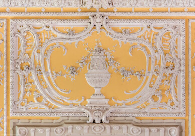 Schloss Bruchsal - Kammerflügel - Von innen - Kammermusiksaal - Stuckdekorationen über der nordöstlichen Tür (Saal ursprünglich gestaltet von Joachim Günther; heute genutzt von den Bruchsaler Schlosskonzerten) (aufgenommen im Juli 2019, um die Mittagszeit)