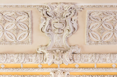 Schloss Bruchsal - Kammerflügel - Von innen - Kammermusiksaal - Stuckdekorationen über der nordöstlichen Tür, unterhalb der Decke (Saal ursprünglich gestaltet von Joachim Günther; heute genutzt von den Bruchsaler Schlosskonzerten) (aufgenommen im Juli 2019, um die Mittagszeit) Schloss Bruchsal - Kammerflügel - Von innen - Kammermusiksaal - Stuckdekorationen über der nordöstlichen Tür, unterhalb der Decke (Saal ursprünglich gestaltet von Joachim Günther; heute genutzt von den Bruchsaler Schlosskonzerten) (aufgenommen im Juli 2019, um die Mittagszeit)