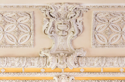 Schloss Bruchsal - Kammerflügel - Von innen - Kammermusiksaal - Stuckdekorationen über der nordöstlichen Tür, unterhalb der Decke (Saal ursprünglich gestaltet von Joachim Günther; heute genutzt von den Bruchsaler Schlosskonzerten) (aufgenommen im Juli 2019, um die Mittagszeit)