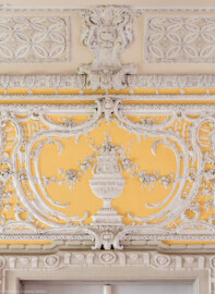 Schloss Bruchsal - Kammerflügel - Von innen - Kammermusiksaal - Stuckdekorationen über der nordöstlichen Tür (Saal ursprünglich gestaltet von Joachim Günther; heute genutzt von den Bruchsaler Schlosskonzerten) (aufgenommen im Juli 2019, um die Mittagszeit)