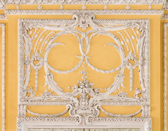 Schloss Bruchsal - Kammerflügel - Von innen - Kammermusiksaal - Westwand, Mitte, oben - Stuckdekorationen über dem mittleren Spiegel (Saal ursprünglich gestaltet von Joachim Günther; heute genutzt von den Bruchsaler Schlosskonzerten) (aufgenommen im Juli 2019, um die Mittagszeit) Schloss Bruchsal - Kammerflügel - Von innen - Kammermusiksaal - Westwand, Mitte, oben - Stuckdekorationen über dem mittleren Spiegel (Saal ursprünglich gestaltet von Joachim Günther; heute genutzt von den Bruchsaler Schlosskonzerten) (aufgenommen im Juli 2019, um die Mittagszeit)