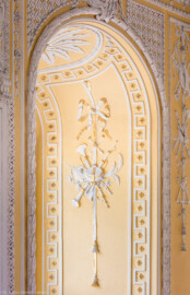Schloss Bruchsal - Kammerflügel - Kammermusiksaal - Südwand, rechtes/westliches Fenster, rechte Fensterlaibung - Musikinstrumente als Stuckdekoration (Saal ursprünglich gestaltet von Joachim Günther; heute genutzt von den Bruchsaler Schlosskonzerten) (aufgenommen im Juli 2019, am frühen Nachmittag)