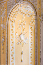 Schloss Bruchsal - Kammerflügel - Kammermusiksaal - Südwand, linkes/östliches Fenster, linke Fensterlaibung - Musikinstrumente als Stuckdekoration (Saal ursprünglich gestaltet von Joachim Günther; heute genutzt von den Bruchsaler Schlosskonzerten) (aufgenommen im Juli 2019, am Nachmittag)