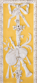 Schloss Bruchsal - Kammerflügel - Kammermusiksaal - Westwand, schmale Bahn rechts der südwestlichen Tür, oben - Musikinstrumente als Stuckdekoration (Saal ursprünglich gestaltet von Joachim Günther; heute genutzt von den Bruchsaler Schlosskonzerten) (aufgenommen im Juli 2019, am Nachmittag)