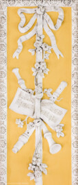 Schloss Bruchsal - Kammerflügel - Kammermusiksaal - Westwand, schmale Bahn links der nordwestlichen Tür, oben - Musikinstrumente als Stuckdekoration (Saal ursprünglich gestaltet von Joachim Günther; heute genutzt von den Bruchsaler Schlosskonzerten) (aufgenommen im Juli 2019, am Nachmittag)