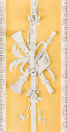Schloss Bruchsal - Kammerflügel - Kammermusiksaal - Westwand, schmale Bahn links der nordwestlichen Tür, Mitte - Musikinstrumente als Stuckdekoration (Saal ursprünglich gestaltet von Joachim Günther; heute genutzt von den Bruchsaler Schlosskonzerten) (aufgenommen im Juli 2019, am Nachmittag)