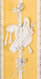 Schloss Bruchsal - Kammerflügel - Kammermusiksaal - Westwand, schmale Bahn rechts der Mitte, mittig - Musikinstrumente als Stuckdekoration (Saal ursprünglich gestaltet von Joachim Günther; heute genutzt von den Bruchsaler Schlosskonzerten) (aufgenommen im Juli 2019, am Nachmittag) Schloss Bruchsal - Kammerflügel - Kammermusiksaal - Westwand, schmale Bahn rechts der Mitte, mittig - Musikinstrumente als Stuckdekoration (Saal ursprünglich gestaltet von Joachim Günther; heute genutzt von den Bruchsaler Schlosskonzerten) (aufgenommen im Juli 2019, am Nachmittag)