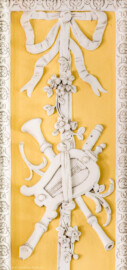 Schloss Bruchsal - Kammerflügel - Kammermusiksaal - Westwand, schmale Bahn rechts der Mitte, oben - Musikinstrumente als Stuckdekoration (Saal ursprünglich gestaltet von Joachim Günther; heute genutzt von den Bruchsaler Schlosskonzerten) (aufgenommen im Juli 2019, am späten Nachmittag)