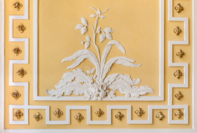 Schloss Bruchsal - Kammerflügel - Kammermusiksaal - Stuckdekorationen im unteren Teil der Laibung eines südlichen Fensters (Saal ursprünglich gestaltet von Joachim Günther; heute genutzt von den Bruchsaler Schlosskonzerten) (aufgenommen im Juli 2019, am späten Nachmittag)