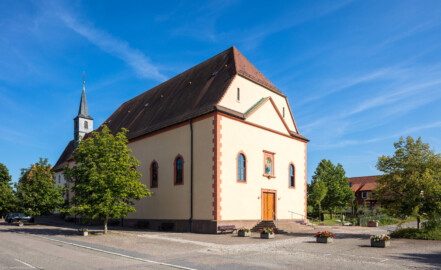 Waghäusel - Wallfahrtskirche - Von Außen / Von Nordwest - Blick auf die Nord- und Westfassade (aufgenommen im Juli 2019, am späten Nachmittag)
