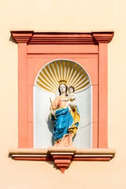 Waghäusel - Wallfahrtskirche - Von Außen / Von Westen - Blick auf die Madonna an der Westfassade (aufgenommen im Juli 2019, am frühen Abend)