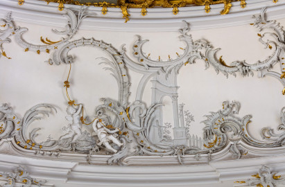 Schloss Bruchsal - Hauptbau - Beletage - Kuppelsaal - Hohlkehle, links des Eingangs zum Marmorsaal - Muschelwerk (ursprünglich geschaffen von Johann Michael Feichtmayr) (aufgenommen im Juli 2019, am Nachmittag) Schloss Bruchsal - Hauptbau - Beletage - Kuppelsaal - Hohlkehle, links des Eingangs zum Marmorsaal - Muschelwerk (ursprünglich geschaffen von Johann Michael Feichtmayr) (aufgenommen im Juli 2019, am Nachmittag)