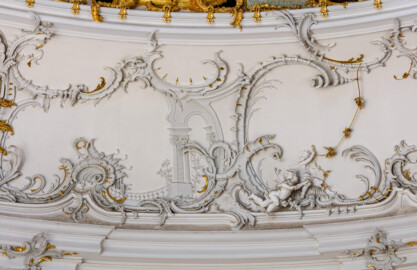 Schloss Bruchsal - Hauptbau - Beletage - Kuppelsaal - Hohlkehle, rechts des Eingangs zum Marmorsaal - Muschelwerk (ursprünglich geschaffen von Johann Michael Feichtmayr) (aufgenommen im Juli 2019, am Nachmittag) Schloss Bruchsal - Hauptbau - Beletage - Kuppelsaal - Hohlkehle, rechts des Eingangs zum Marmorsaal - Muschelwerk (ursprünglich geschaffen von Johann Michael Feichtmayr) (aufgenommen im Juli 2019, am Nachmittag)