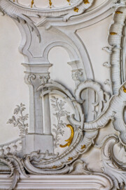 Schloss Bruchsal - Hauptbau / Corps de Logis - Beletage - Kuppelsaal - Hohlkehle, rechts des Eingangs zum Marmorsaal - Details des Muschelwerks (ursprünglich geschaffen von Johann Michael Feichtmayr) (aufgenommen im Juli 2019, am Nachmittag)