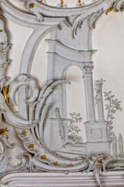 Schloss Bruchsal - Hauptbau / Corps de Logis - Beletage - Kuppelsaal - Hohlkehle, links des Eingangs zum Marmorsaal - Details des Muschelwerks (ursprünglich geschaffen von Johann Michael Feichtmayr) (aufgenommen im Juli 2019, am Nachmittag)