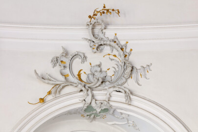 Schloss Bruchsal - Hauptbau - Beletage - Kuppelsaal - Muschelwerk über dem nördlichen Fenster zum Marmorsaal (ursprünglich geschaffen von Johann Michael Feichtmayr) (aufgenommen im Juli 2019, am Nachmittag)