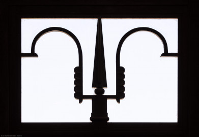 Waghäusel - Eremitage - Hauptbau - Von Innen / Erdgeschoss / Eingangsbereich - Von Westen - Blick auf das Ornament im Glasfenster oberhalb der Tür (aufgenommen im Juli 2019, am Nachmittag) Waghäusel - Eremitage - Hauptbau - Von Innen / Erdgeschoss / Eingangsbereich - Von Westen - Blick auf das Ornament im Glasfenster oberhalb der Tür (aufgenommen im Juli 2019, am Nachmittag)