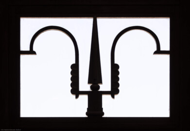 Waghäusel - Eremitage - Hauptbau - Von Innen / Erdgeschoss / Eingangsbereich - Von Westen - Blick auf das Ornament im Glasfenster oberhalb der Tür (aufgenommen im Juli 2019, am Nachmittag)