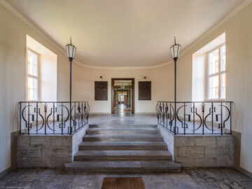Waghäusel - Eremitage - Hauptbau - Von Innen / Erdgeschoss / Eingangsbereich - Von Osten - Blick vom Hauptportal auf den Eingangsbereich (aufgenommen im Juli 2019, am Vormittag)