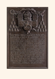 Waghäusel - Eremitage - Hauptbau - Von Innen / Erdgeschoss / Eingangsbereich - Von Osten - Blick auf die südwestliche Gedenktafel (geschaffen von C. Stock, 1927) (aufgenommen im Juli 2019, am späten Vormittag)