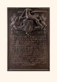 Waghäusel - Eremitage - Hauptbau - Von Innen / Erdgeschoss / Eingangsbereich - Von Osten - Blick auf die nordwestliche Gedenktafel (geschaffen von C. Stock, 1927) (aufgenommen im Juli 2019, am späten Vormittag)