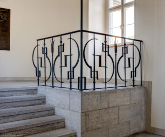 Waghäusel - Eremitage - Hauptbau - Von Innen / Erdgeschoss / Eingangsbereich - Von Osten - Blick auf das Treppengeländer (aufgenommen im Juli 2019, am späten Vormittag) Waghäusel - Eremitage - Hauptbau - Von Innen / Erdgeschoss / Eingangsbereich - Von Osten - Blick auf das Treppengeländer (aufgenommen im Juli 2019, am späten Vormittag)