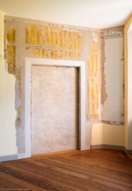 Waghäusel - Eremitage - Hauptbau - Von Innen / Erdgeschoss / Halle - Blick auf freigelegte Malereien von Giovanni Francesco Marchini (aufgenommen im Juli 2019, um die Mittagszeit)