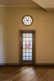 Waghäusel - Eremitage - Hauptbau - Von Innen / Erdgeschoss / Zentrale Halle - Blick auf eine der Türen (aufgenommen im Juli 2019, am frühen Nachmittag)