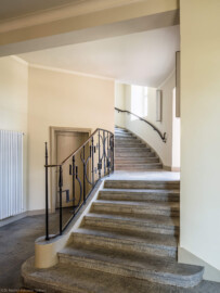 Waghäusel - Eremitage - Hauptbau - Von Innen / Erdgeschoss / Von Süden - Blick nach Norden auf die Treppe (aufgenommen im Juli 2019, am frühen Nachmittag)