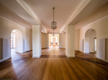 Waghäusel - Eremitage - Hauptbau - Von Innen / Erdgeschoss / Zentrale Halle / Von Osten - Blick nach Westen durch die Halle (aufgenommen im Juli 2019, am frühen Nachmittag) Waghäusel - Eremitage - Hauptbau - Von Innen / Erdgeschoss / Zentrale Halle / Von Osten - Blick nach Westen durch die Halle (aufgenommen im Juli 2019, am frühen Nachmittag)