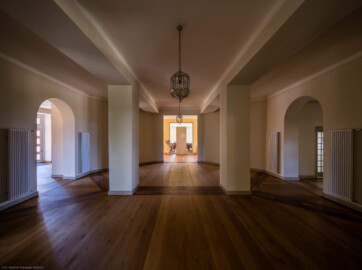 Waghäusel - Eremitage - Hauptbau - Von Innen / Erdgeschoss / Zentrale Halle / Von Osten - Blick nach Westen durch die Halle (aufgenommen im Juli 2019, am frühen Nachmittag) Waghäusel - Eremitage - Hauptbau - Von Innen / Erdgeschoss / Zentrale Halle / Von Osten - Blick nach Westen durch die Halle (aufgenommen im Juli 2019, am frühen Nachmittag)