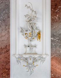 Schloss Bruchsal - Hauptbau / Corps de Logis - Beletage - Kuppelsaal, nahe südöstlichem Fenster zum Fürstensaal - Muschelwerk (ursprünglich geschaffen von Johann Michael Feichtmayr) (aufgenommen im Juli 2019, um die Mittagszeit) Schloss Bruchsal - Hauptbau / Corps de Logis - Beletage - Kuppelsaal, nahe südöstlichem Fenster zum Fürstensaal - Muschelwerk (ursprünglich geschaffen von Johann Michael Feichtmayr) (aufgenommen im Juli 2019, um die Mittagszeit)