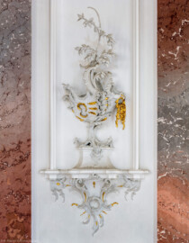 Schloss Bruchsal - Hauptbau / Corps de Logis - Beletage - Kuppelsaal, nahe südöstlichem Fenster zum Fürstensaal - Muschelwerk (ursprünglich geschaffen von Johann Michael Feichtmayr) (aufgenommen im Juli 2019, um die Mittagszeit)