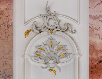 Schloss Bruchsal - Hauptbau / Corps de Logis - Beletage - Kuppelsaal, nahe nordwestlichem Fenster zum Marmorsaal - Muschelwerk (ursprünglich geschaffen von Johann Michael Feichtmayr) (aufgenommen im Juli 2019, um die Mittagszeit)