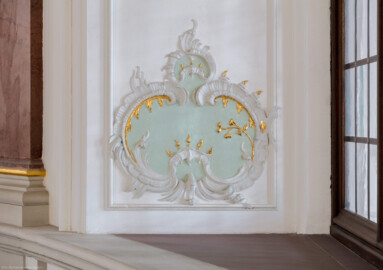 Schloss Bruchsal - Hauptbau - Beletage - Kuppelsaal, nahe nordöstlichem Fenster zum Fürstensaal - Muschelwerk (ursprünglich geschaffen von Johann Michael Feichtmayr) (aufgenommen im Juli 2019, um die Mittagszeit)