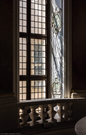 Schloss Bruchsal - Hauptbau / Corps de Logis - Beletage - Kuppelsaal - Mittleres Südfenster - Blick auf das Muschelwerk in der Fensterlaibung  (ursprünglich geschaffen von Johann Michael Feichtmayr) (aufgenommen im Juli 2019, um die Mittagszeit)