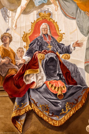 Schloss Bruchsal - Hauptbau / Corps de Logis - Beletage - Kuppelsaal - Kuppel - Von Osten - Ausschnitt aus rekonstruiertem Kuppelfresko, oberhalb des Durchgangs zum Marmorsaal - Fürstbischof Franz Christoph von Hutten zum Stolzenberg (Mitte) als Bauherr und Förderer der Künste (urspünglich gemalt 1752 von Johannes Zick und Sohn Januarius, originalgetreu rekonstruiert 1966 von Karl Manninger) (aufgenommen im Juli 2019, am späten Nachmittag) Schloss Bruchsal - Hauptbau / Corps de Logis - Beletage - Kuppelsaal - Kuppel - Von Osten - Ausschnitt aus rekonstruiertem Kuppelfresko, oberhalb des Durchgangs zum Marmorsaal - Fürstbischof Franz Christoph von Hutten zum Stolzenberg (Mitte) als Bauherr und Förderer der Künste (urspünglich gemalt 1752 von Johannes Zick und Sohn Januarius, originalgetreu rekonstruiert 1966 von Karl Manninger) (aufgenommen im Juli 2019, am späten Nachmittag)