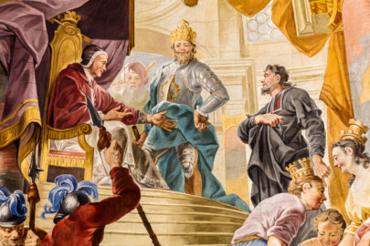 Schloss Bruchsal - Hauptbau / Corps de Logis - Beletage - Kuppelsaal - Von Norden - Ausschnitt aus dem südlichem Kuppelfresko - Vereinigung des Bistums Speyer mit der Propstei Weißenburg, die Bischof Philip II. von Flersheim 1545 bei Kaiser Karl V. erreichen konnte; auf der Treppe Karl V., links sitzend Papst Julius III., an der Treppe unten rechts Bischof Philipp II. von Flersheim; Personifikationen von Bruchsal (linke Figur, unten rechts) und Weißenburg (rechte Figur, unten rechts) reichen sich die Hände und werden von der „Unzertrennlichkeit“ (mittlere Figur, unten rechts) verbunden (urspünglich gemalt 1752 von Johannes Zick und Sohn Januarius, originalgetreu rekonstruiert 1966 von Karl Manninger) (aufgenommen im Juli 2019, am späten Nachmittag) Schloss Bruchsal - Hauptbau / Corps de Logis - Beletage - Kuppelsaal - Von Norden - Ausschnitt aus dem südlichem Kuppelfresko - Vereinigung des Bistums Speyer mit der Propstei Weißenburg, die Bischof Philip II. von Flersheim 1545 bei Kaiser Karl V. erreichen konnte; auf der Treppe Karl V., links sitzend Papst Julius III., an der Treppe unten rechts Bischof Philipp II. von Flersheim; Personifikationen von Bruchsal (linke Figur, unten rechts) und Weißenburg (rechte Figur, unten rechts) reichen sich die Hände und werden von der „Unzertrennlichkeit“ (mittlere Figur, unten rechts) verbunden (urspünglich gemalt 1752 von Johannes Zick und Sohn Januarius, originalgetreu rekonstruiert 1966 von Karl Manninger) (aufgenommen im Juli 2019, am späten Nachmittag)