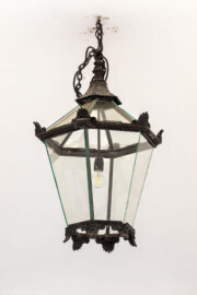 Schloss Bruchsal - Nördlicher Verbindungsbau - Von Osten / Hofseite - Blick vom Ehrenhof auf die Laterne im Gewölbe des Durchgangs des nördlichen Verbindungsbaus (aufgenommen im Juli 2019, am späten Vormittag) Schloss Bruchsal - Nördlicher Verbindungsbau - Von Osten / Hofseite - Blick vom Ehrenhof auf die Laterne im Gewölbe des Durchgangs des nördlichen Verbindungsbaus (aufgenommen im Juli 2019, am späten Vormittag)