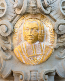 Schloss Bruchsal - Ehrenhof - Nördliches Tor, östlicher Torpfosten, Südseite - Wappenportrait von Damian August Philipp Karl Reichsgraf von Limburg-Stirum (aufgenommen im Juli 2019, am späten Vormittag) Schloss Bruchsal - Ehrenhof - Nördliches Tor, östlicher Torpfosten, Südseite - Wappenportrait von Damian August Philipp Karl Reichsgraf von Limburg-Stirum (aufgenommen im Juli 2019, am späten Vormittag)