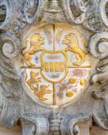 Schloss Bruchsal - Ehrenhof - Nördliches Tor, östlicher Torpfosten, Nordseite - Familienwappen von Damian August Philipp Karl Reichsgraf von Limburg-Stirum (aufgenommen im Juli 2019, am späten Vormittag) Schloss Bruchsal - Ehrenhof - Nördliches Tor, östlicher Torpfosten, Nordseite - Familienwappen von Damian August Philipp Karl Reichsgraf von Limburg-Stirum (aufgenommen im Juli 2019, am späten Vormittag)