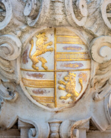 Schloss Bruchsal - Ehrenhof - Nördliches Tor, westlicher Torpfosten, Nordseite - Familienwappen von Philipp Franz Wilderich Nepomuk von Walderdorf (aufgenommen im Juli 2019, am späten Vormittag) Schloss Bruchsal - Ehrenhof - Nördliches Tor, westlicher Torpfosten, Nordseite - Familienwappen von Philipp Franz Wilderich Nepomuk von Walderdorf (aufgenommen im Juli 2019, am späten Vormittag)