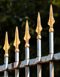 Schloss Bruchsal - Ehrenhof - Blick auf einige der Zaunspitzen des schmiedeeisernen Gitterzauns im Osten des Ehrenhofs (aufgenommen im Juli 2019, um die Mittagszeit) Schloss Bruchsal - Ehrenhof - Blick auf einige der Zaunspitzen des schmiedeeisernen Gitterzauns im Osten des Ehrenhofs (aufgenommen im Juli 2019, um die Mittagszeit)