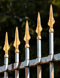 Schloss Bruchsal - Ehrenhof - Blick auf einige der Zaunspitzen des schmiedeeisernen Gitterzauns im Osten des Ehrenhofs (aufgenommen im Juli 2019, um die Mittagszeit) Schloss Bruchsal - Ehrenhof - Blick auf einige der Zaunspitzen des schmiedeeisernen Gitterzauns im Osten des Ehrenhofs (aufgenommen im Juli 2019, um die Mittagszeit)