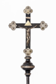 Schloss Bruchsal - Kirchenflügel / Hofkirche / St. Damian und Hugo - Von Innen - Von Norden - Vortragekreuz, nahe dem Altar (aufgenommen im Juli 2019, am Nachmittag)