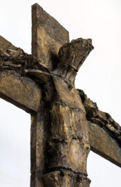 Schloss Bruchsal - Kirchenflügel / Hofkirche / St. Damian und Hugo - Von innen - Von Nordost - Großes Kruzifix im Altarbereich (Ausschnitt), geschaffen von Fritz Wotruba (aufgenommen im Juli 2019, am Nachmittag)